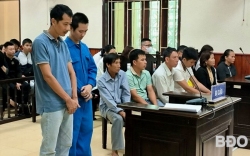 Bị cáo Khoa (bìa trái) và Dương tại phiên tòa xét xử ngày 27.3. Ảnh: K.A