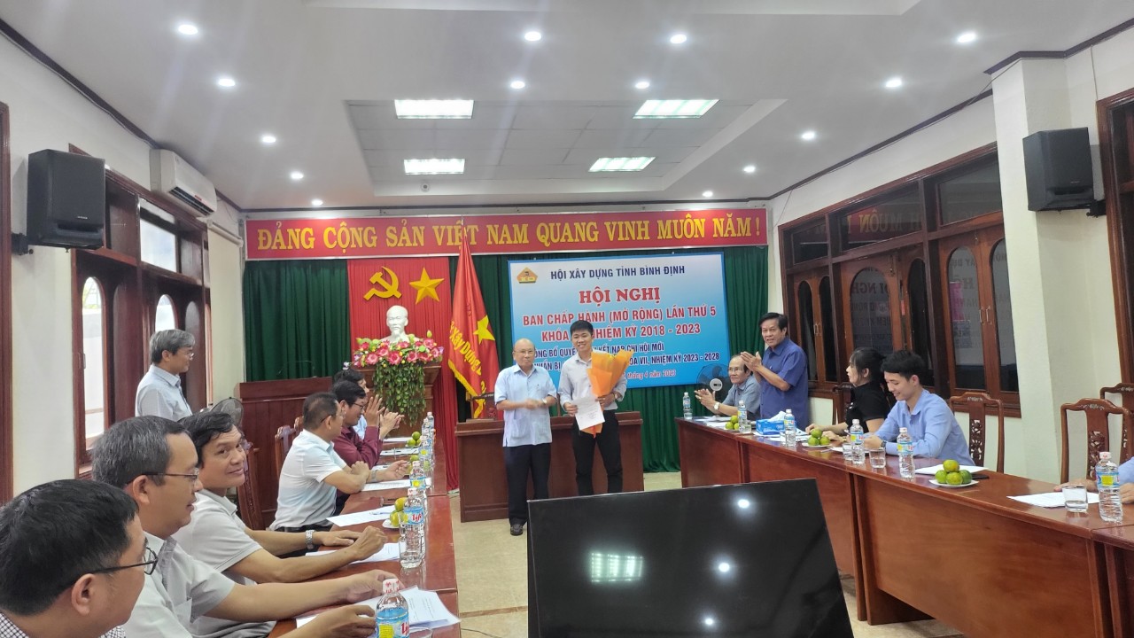 Chủ tịch Nguyễn Ngọc Trai trao Quyết định và hoa cho chi hội mới