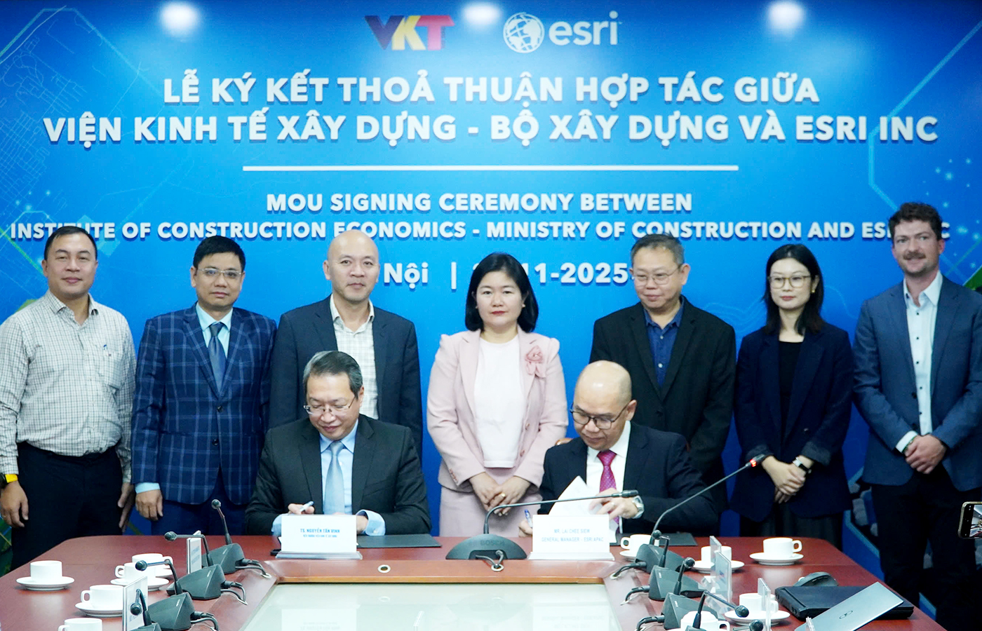 TS Nguyễn Tấn Vinh - Viện trưởng Viện Kinh tế xây dựng và đại diện Esri Inc. ký thỏa thuận hợp tác tại Hà Nội ngày 21/11/2025.